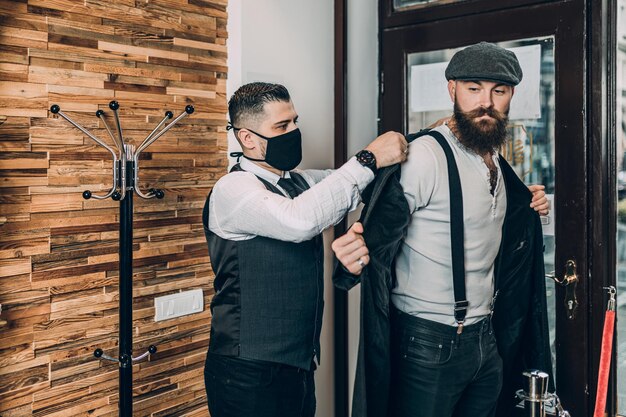 Ile może zarobić barber w ciągu godziny pracy?