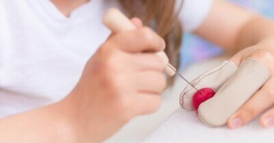 Jak zrobić paznokcie hybrydowe z przedłużeniem w domowych warunkach?