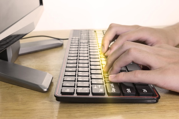 Jaki budżet przeznaczyć na keyboard, gdy dopiero zaczynamy grać?