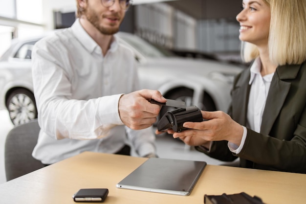 Ile kosztuje wypożyczenie auta w popularnych firmach?