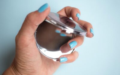 Jak nałożyć lustro na paznokcie, by uzyskać modny efekt?