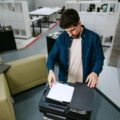 Jaka drukarka do ulotek sprawdzi się w małej firmie?