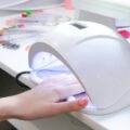 Jak dobrać odpowiednią lampę do paznokci?