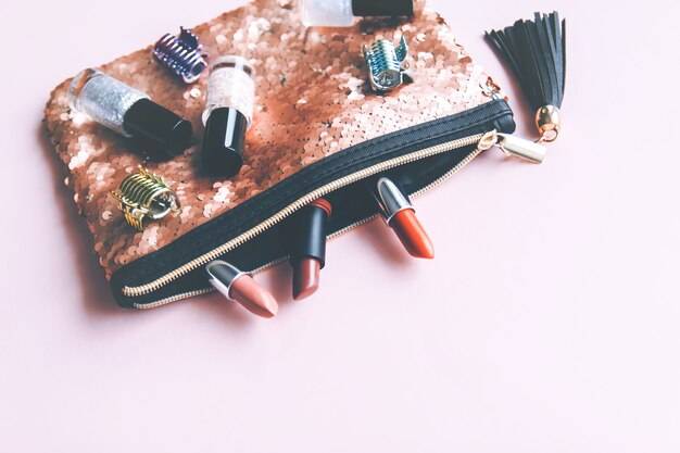 Jak nałożyć pyłek na paznokcie hybrydowe, by uzyskać efekt lustra?