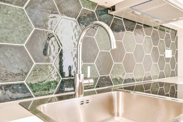 Kafelki czy szkło w kuchni - co wybrać do wykończenia ścian?