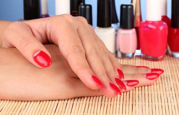 Jak dobrze nałożyć hybrydę, by paznokcie wyglądały naturalnie?